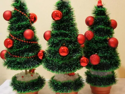 Поделка — новогодняя елка своими руками из конфет, бумаги, салфеток,  деревянных шпажек д… | Современный рождественский декор, Новогодняя елка  своими руками, Поделки