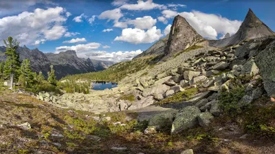 A lake with trees and mountains in the background photo – Free Природный  парк ергаки Image on Unsplash