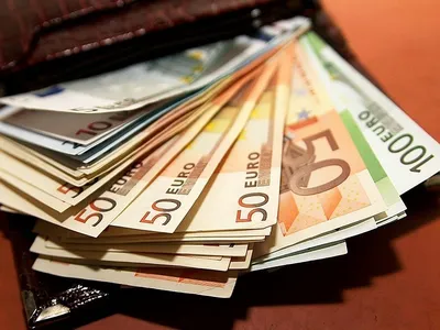 Курс евро превысил отметку в 102 рубля