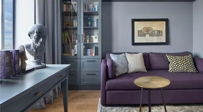 Фиолетовый диван в интерьере: 50+ фото, идеи для гостиной, кухни, угловые  конструкции