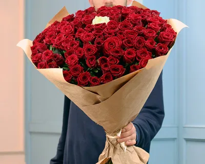 Букет из 100 красных роз и 1 белой розы 50-60 см (Россия) в упаковке -  купить по цене 13070 ₽ с доставкой, Псков