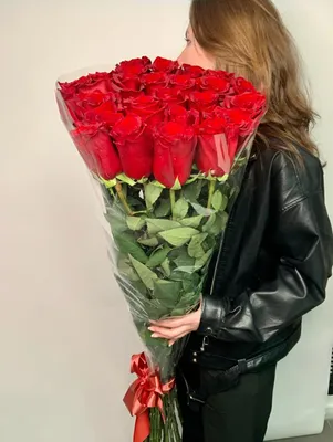 Букет из красных роз Эквадор 75 шт. купить с доставкой в Москве. Цена от  17250 ₽