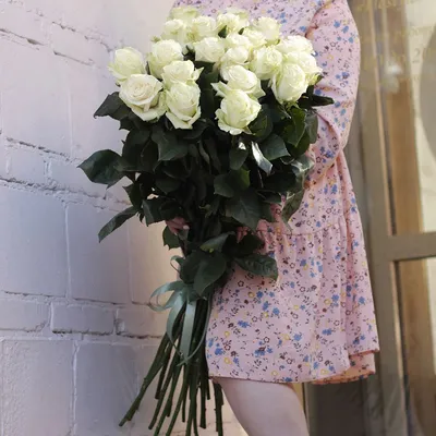 Букет цветов из 25 белых роз Эквадор – купить за 7 100 ₽ | Мосцветок | Сеть  цветочных магазинов с доставкой