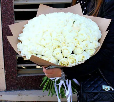 Букет из 101 белой розы premium 60 см - купить в Москве по цене 12990 р -  Magic Flower