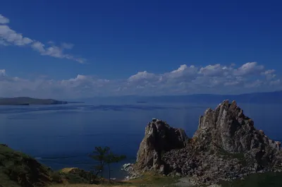 Фотообои \"Лето на Байкале. Остров Ольхон. Вид Скалы Шаманка\" - Арт. 140289  | Купить в интернет-магазине Уютная стена