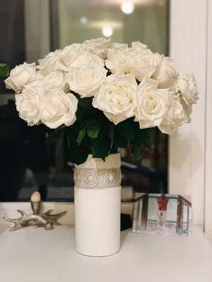 Фото белые розы в вазе фотографии
