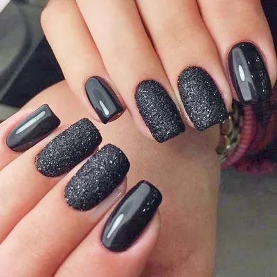 Маникюр с блестками: 50 фото идей блестящего дизайна ногтей | Black nails  with glitter, Nail designs glitter, Black nail designs