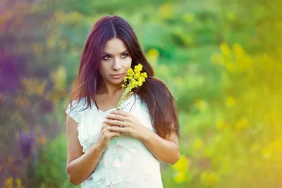 Бесплатное изображение: Великолепная брюнетка сидит на траве в  очаровательном цветочном платье