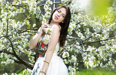Красивая женщина брюнетки пользуется весной в поле маргариток Стоковое Фото  - изображение насчитывающей природа, вскользь: 178763434