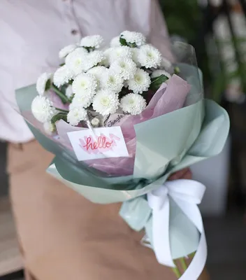 Букет 15 белых кустовых хризантем в фиолетовой упаковке купить за 5 490  руб. с круглосуточной доставкой | Мосцветторгком