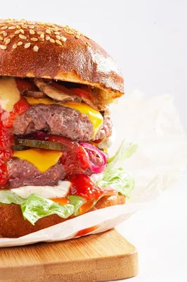 Чёрный на белом фоне Gamburger бургера изолированное. Блюда в ресторане.  Вкусно Gamburger с сыром мяса говядины бекона Стоковое Фото - изображение  насчитывающей быстро, гамбургер: 186039528