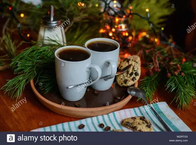 Красная чашка кофе и шарф на деревянном столе в метель | Премиум Фото