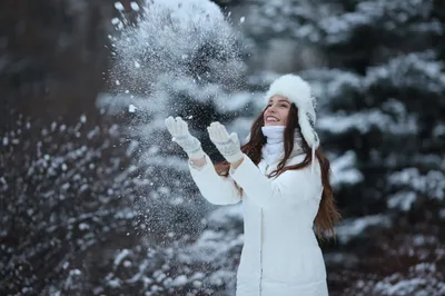 Весело детей в зимний период. Sledging. Девочка играет со своим братом зимой  на улице в деревне Стоковое Изображение - изображение насчитывающей дочь,  смеяться: 182965565