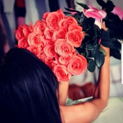 Фото девушек брюнеток с розами фотографии