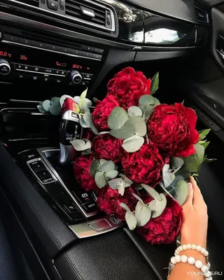 Брюнетка с розами в машине - красивые фото