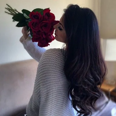 Брюнетка с цветами со спины - 57 фото | Красные розы, Цветочные композиции,  Розы