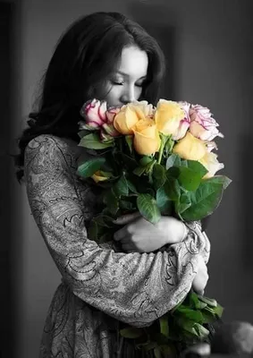Брюнетка с розами со спины - красивые фото