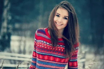 Девушка зимой в лесу - 69 фото