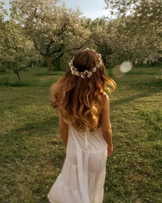 Девушка бежит в яблоневом саду фото без лица | Морская фотосессия,  Фотосессия, Весенняя фотография