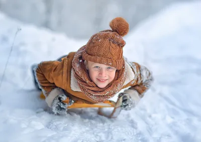 Двое детей-юношей и девушек веселились на улице зимой, играя с фотокамерой  на трёхмерке на заснеженном поле Стоковое Изображение - изображение  насчитывающей братства, малыш: 160376095