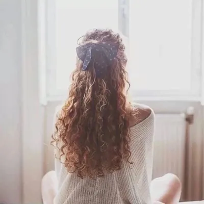 Девушка с кудрявыми волосами со спины - 73 фото