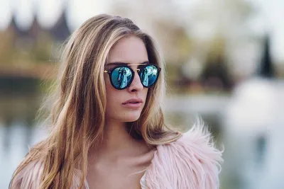 Бесплатное изображение: Очаровательная молодая женщина со светлыми волосами  в солнцезащитных очках и мобильном телефоне