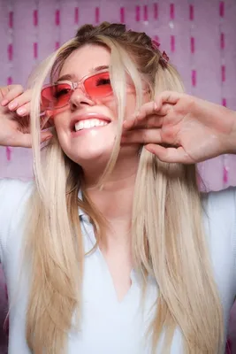 Женщина в солнечных очках с длинными светлыми волосами Стоковое Фото -  изображение насчитывающей привлекательностей, способ: 108295578