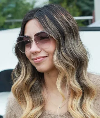 девушка со светлыми волосами в очках | AI Emoji Generator