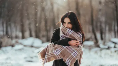 Девушки, сзади, лес, снег. Скачать картинку на аву 1024x1278px