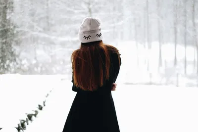 Девушка в шапке со спины - 61 фото