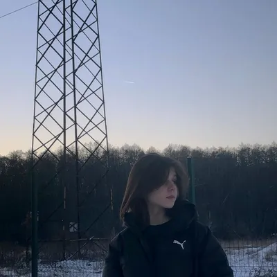 Фото Девушка на улице города ночью зимой в метель
