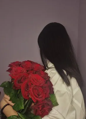 Фото девушка с розами без лица фотографии