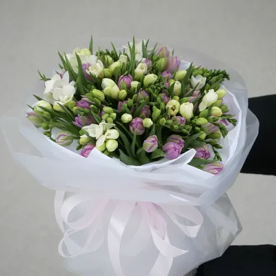 Букет из роз, тюльпанов и фрезии - купить в Москве по цене 11790 р - Magic  Flower