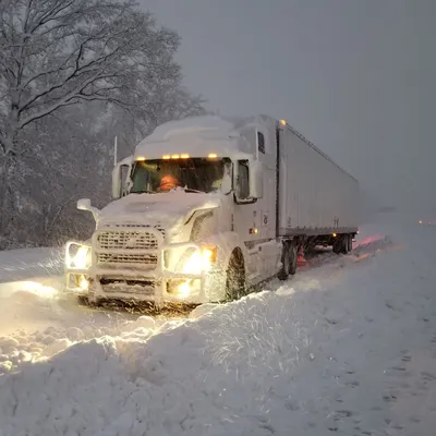 Снег летит с фур и грузовиков на автомобили – кто за это ответит | Bamper.by