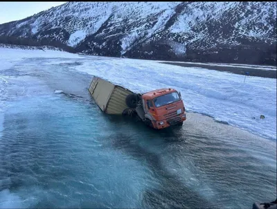 В Татарстане многотонная фура ушла под лед на переправе через Каму — РБК