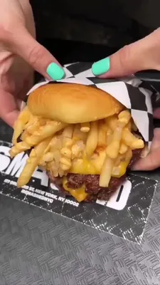 Фото гамбургера и картошки фри фотографии