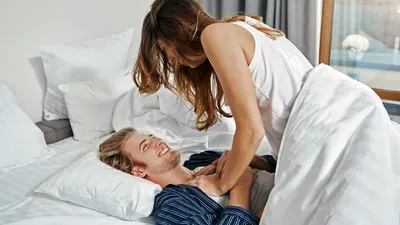 Молодые супруги занимаются любовью в постели | порно фото бесплатно на  toppornofotki.com