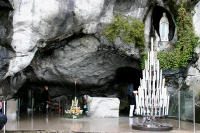 Lourdes grotto - Wikipedia