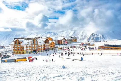 ВИДЕО | Снег, горы, лыжи и монастыри: как выглядит Грузия зимой - Turist