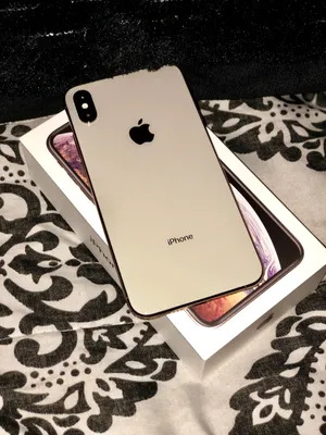 The iPhone XS in gold is sleek, shiny and smooth - CNET