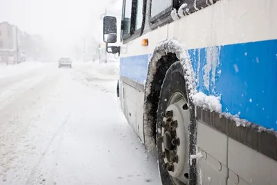 Вид зимней дороги из окна автобуса Поездки на автобусе зимой_ Стоковое Фото  - изображение насчитывающей место, сельско: 156505548