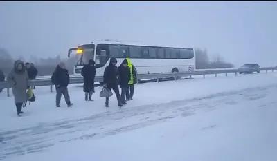 Автобус на дороге зимы в утре после снежностей Стоковое Фото - изображение  насчитывающей назначение, шина: 130369622