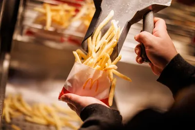 Котлеты с картофель фри кола и соусами в McDonalds Редакционное Изображение  - изображение насчитывающей меню, свеже: 212420925