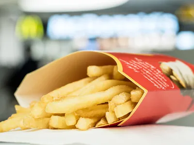 Макдоналдс» уменьшит порции картофеля фри из-за проблем с поставками:  Бизнес: Экономика: Lenta.ru