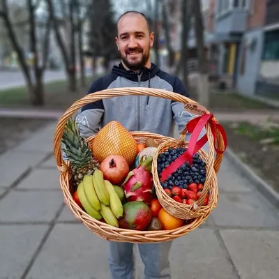 Большая двойная корзина с фруктами и ягодами