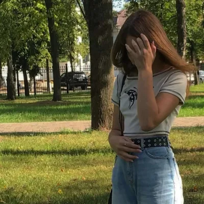 Красивая девушка на деревянной мостовой у реки, летом. Северное лето в  Архангельске. Stock Photo | Adobe Stock