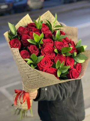 Букет 20 красных роз 50см с курьерской доставкой в Санкт-Петербурге и  области. Траурные цветы недорого к печальному событию.