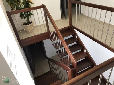 Лестница из красного дерева на второй этаж в частном доме | Лестницы от души