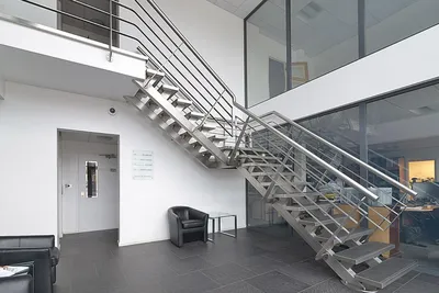 Красивая лестница на второй этаж из металла - цена и фото