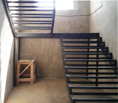 Лестницы на металлических тетивах из листового металла - Современные в  стиле лофт